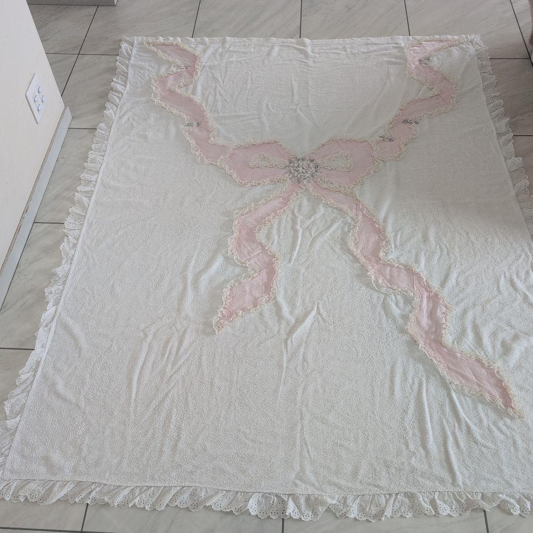 ④ヒスクローネhischroneリボン ベッドカバー白ピンク花タオルケット