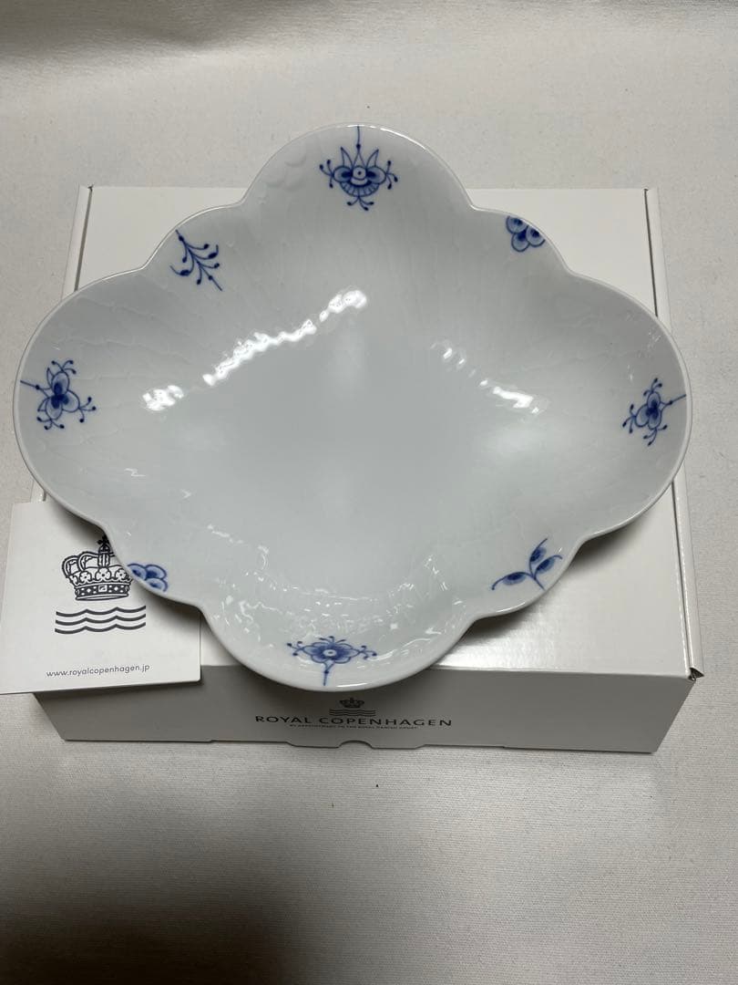   四葉型皿 白青花模様