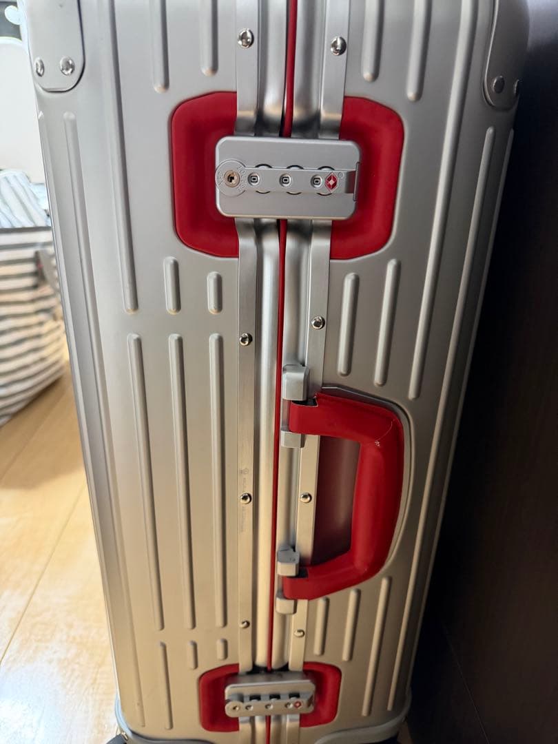 RIMOWA 類似シルバーキャリーケース 4輪