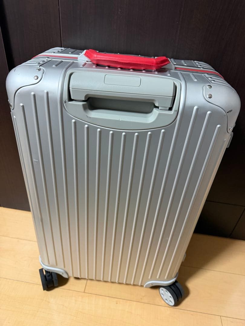 RIMOWA 類似シルバーキャリーケース 4輪