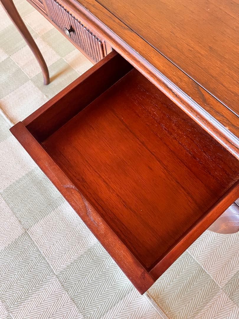 クラシックスタイル木製デスク 3引き出し付き