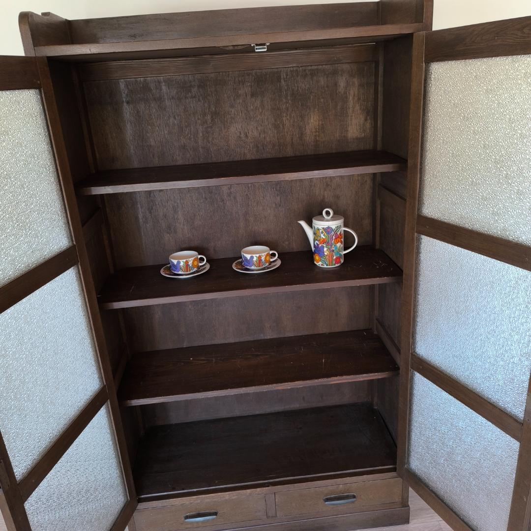 昭和レトロ ガラス戸付き木製本棚　アンティーク食器棚　鱗ガラス　ハンドメイド