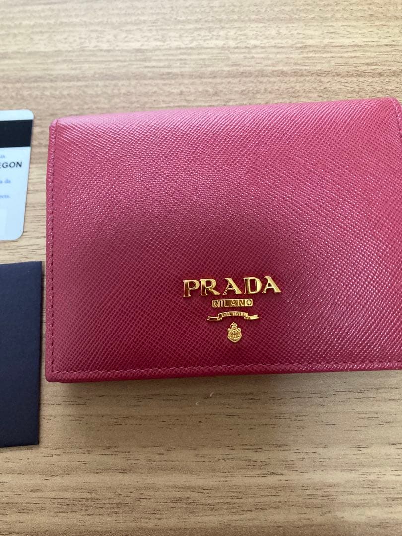 プラダ　二つ折り財布　1MV204ピンク　カード有り