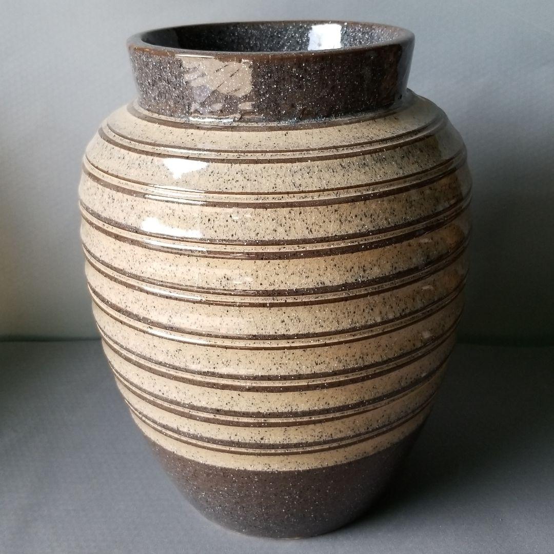 信楽焼　傘立て  壷型線彫り 高さ４５cm