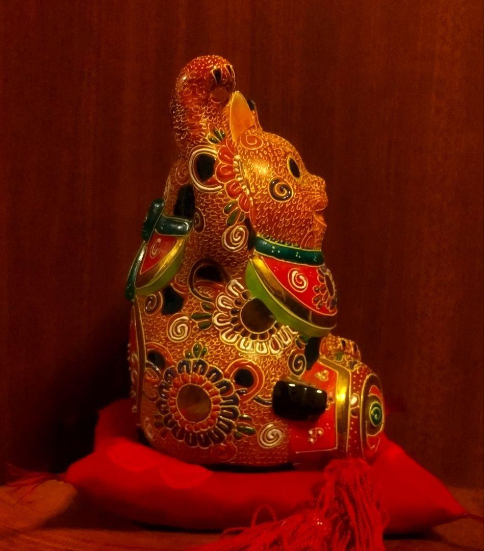 九谷焼 招き猫 赤盛６号 打ち出の小槌 右手上げ 座布団付き