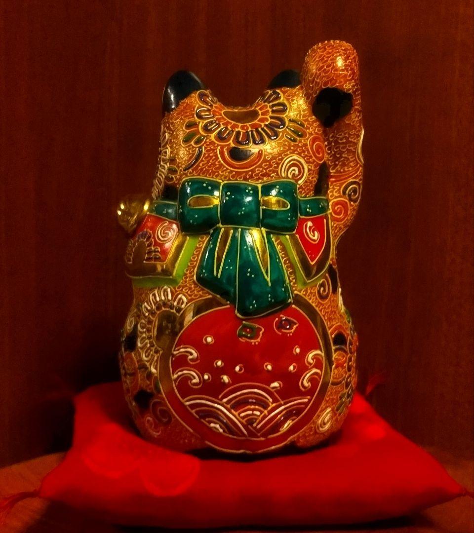 九谷焼 招き猫 赤盛６号 打ち出の小槌 右手上げ 座布団付き