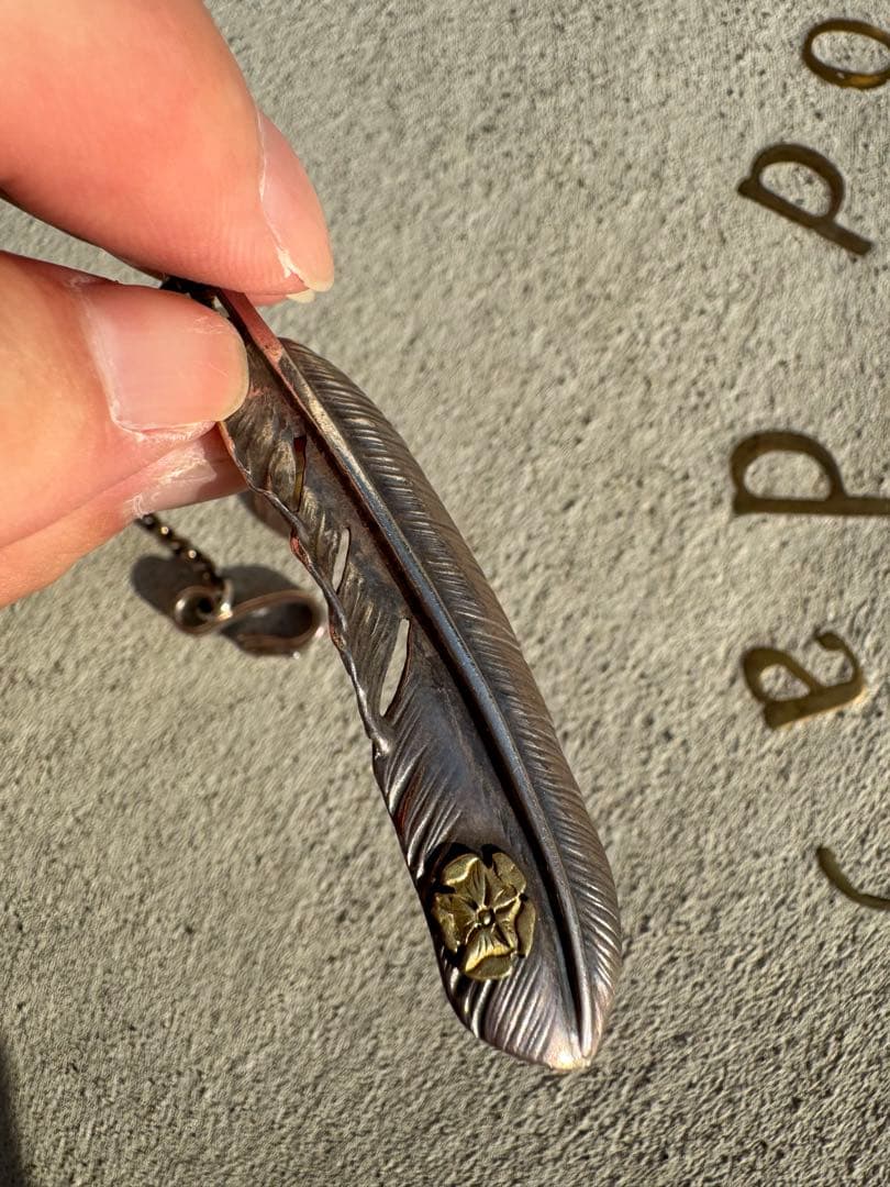 ローズ付き特大フェザー(右) 細角チェーンイーグルフックメタル付き