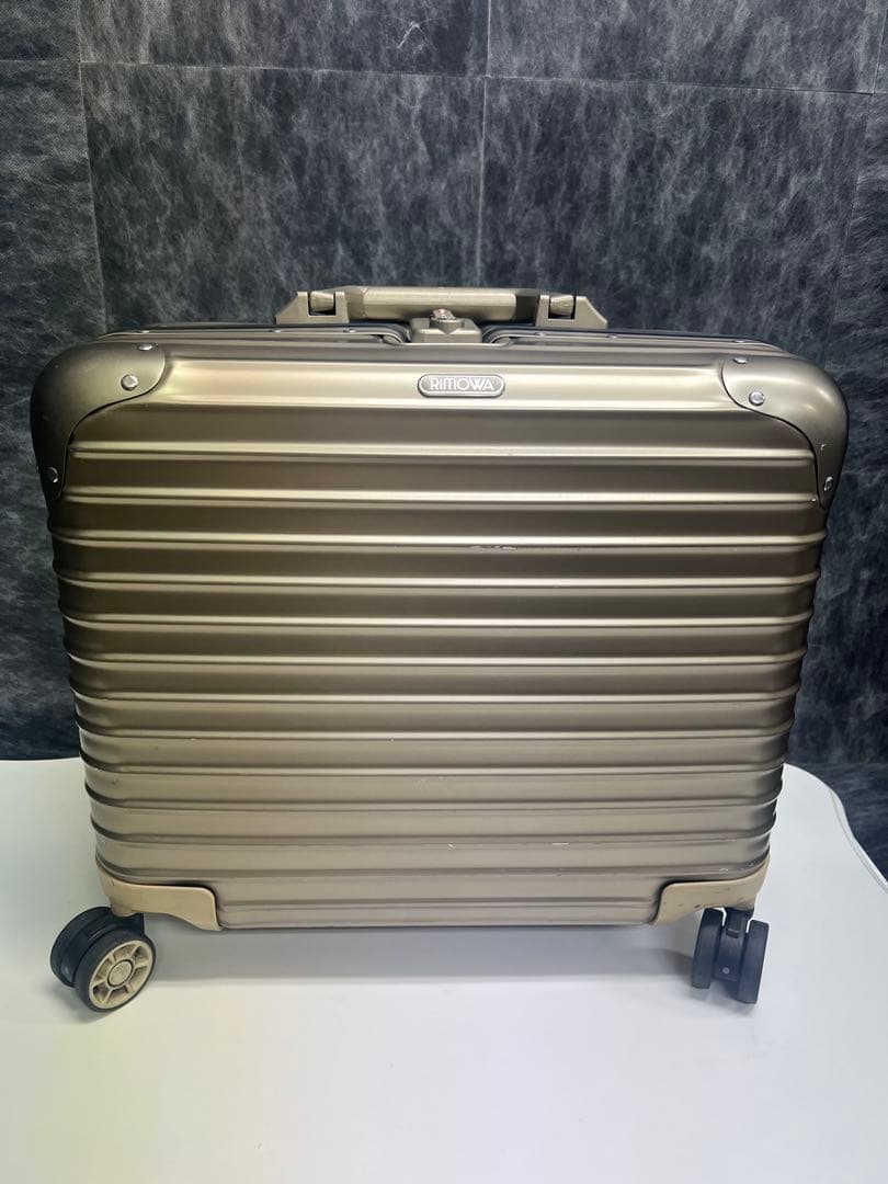 RIMOWA シルバー キャリーケース 小型