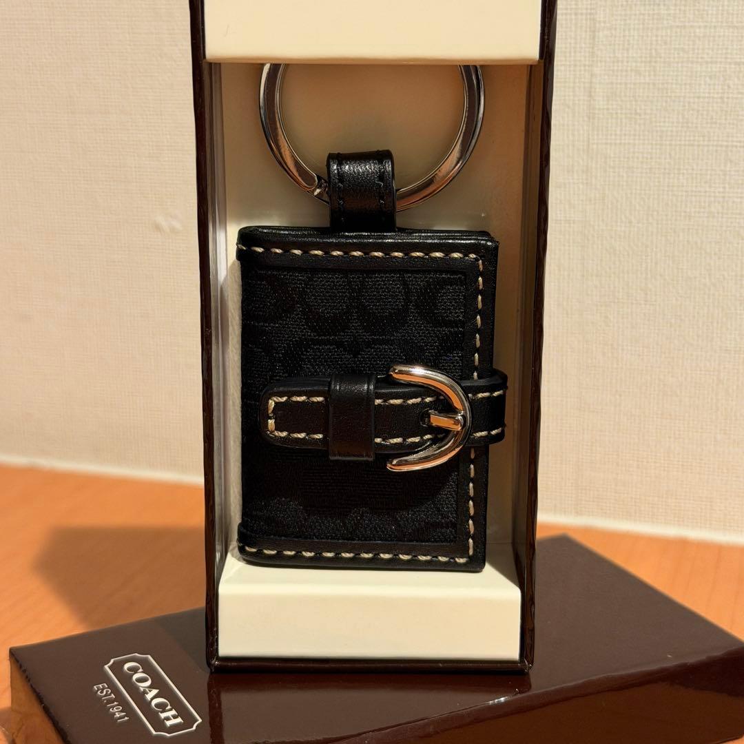 コーチ 手帳型 キーホルダー チャーム ブラック シグネチャー