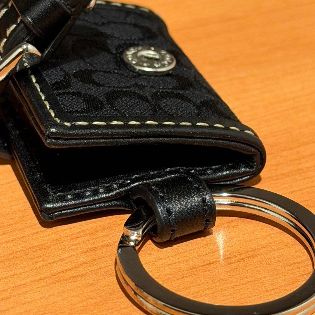 コーチ 手帳型 キーホルダー チャーム ブラック シグネチャー