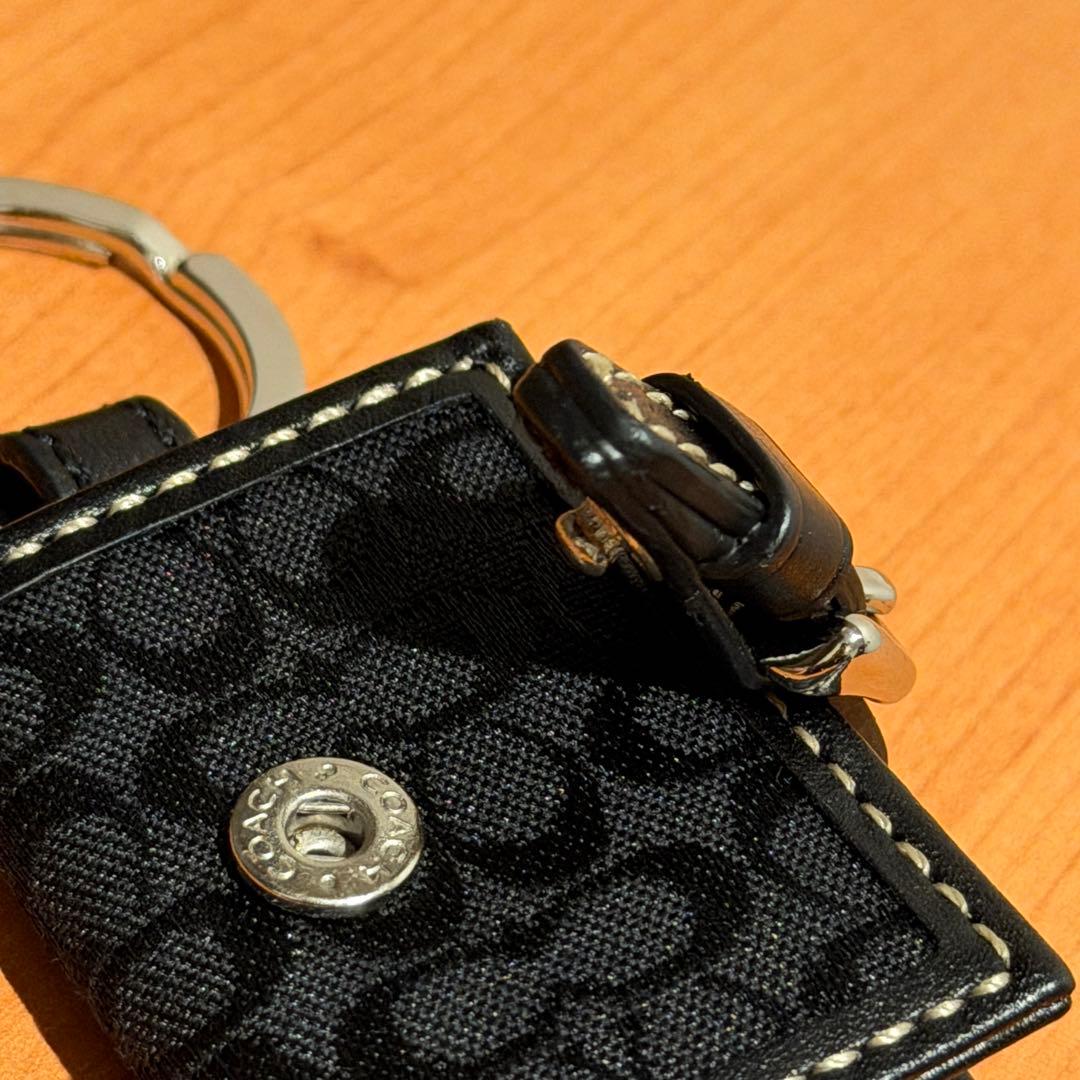 コーチ 手帳型 キーホルダー チャーム ブラック シグネチャー