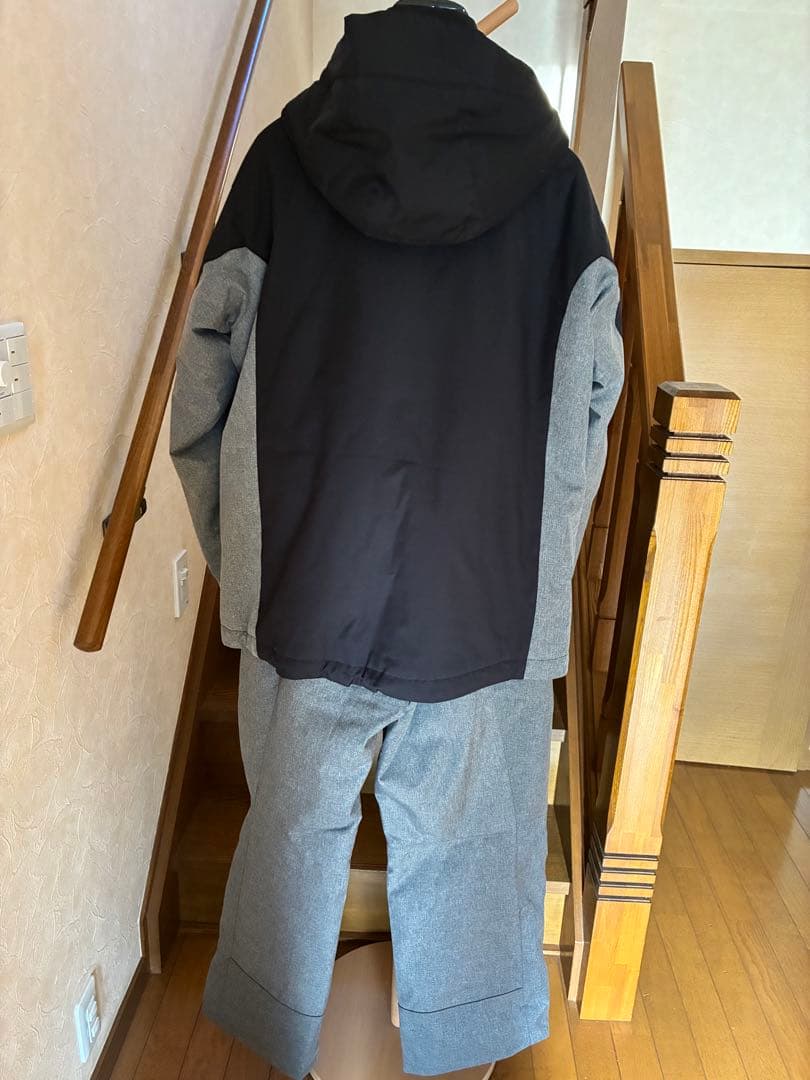 オンヨネ　スキーウェア ジャケットとパンツセット 黒とグレー