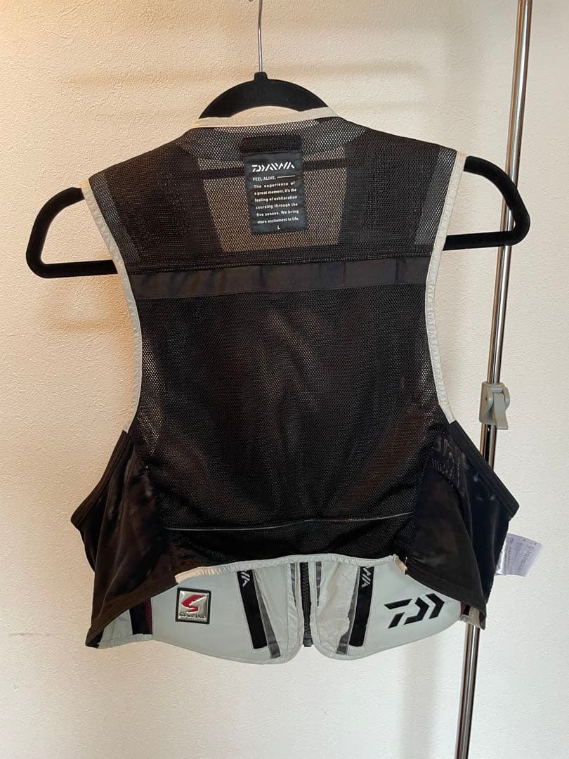 n*o様 美品　ダイワ　スペシャル　バリアテックショートメッシュベスト、キャップ
