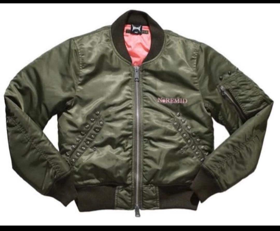 スタッズ付きオリーブMA-1ジャケット