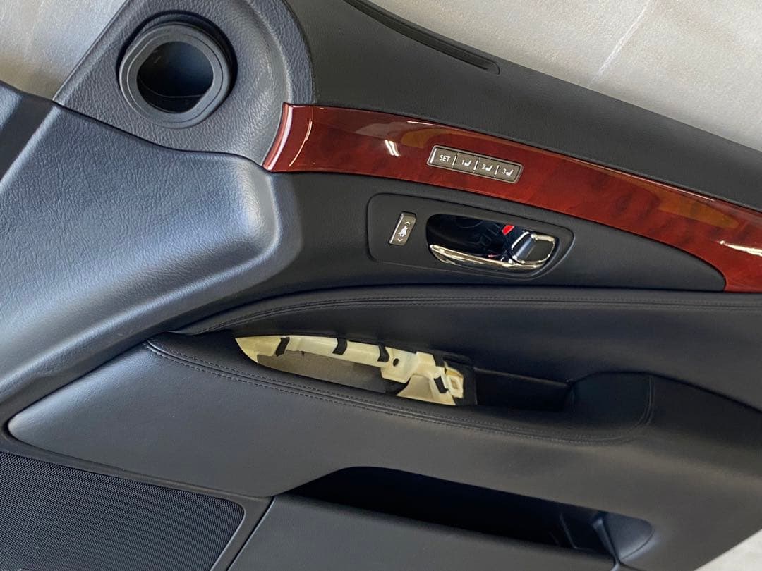 レクサスLS 運転席ドア内張り　USF40