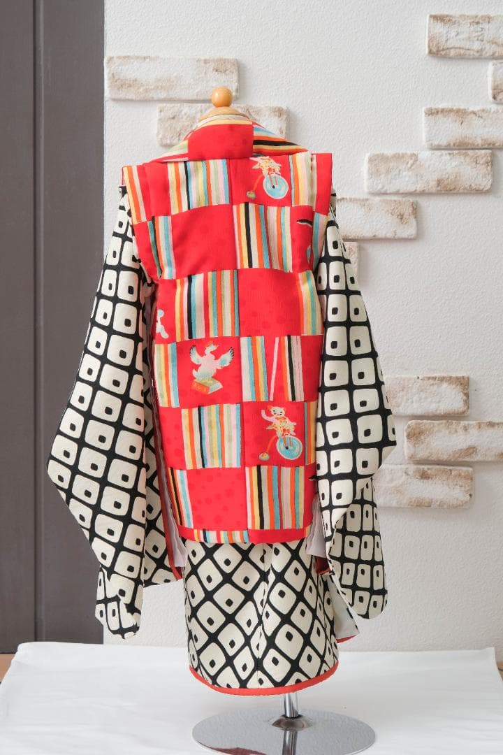 3歳　着物　赤と黒のウサギ着物