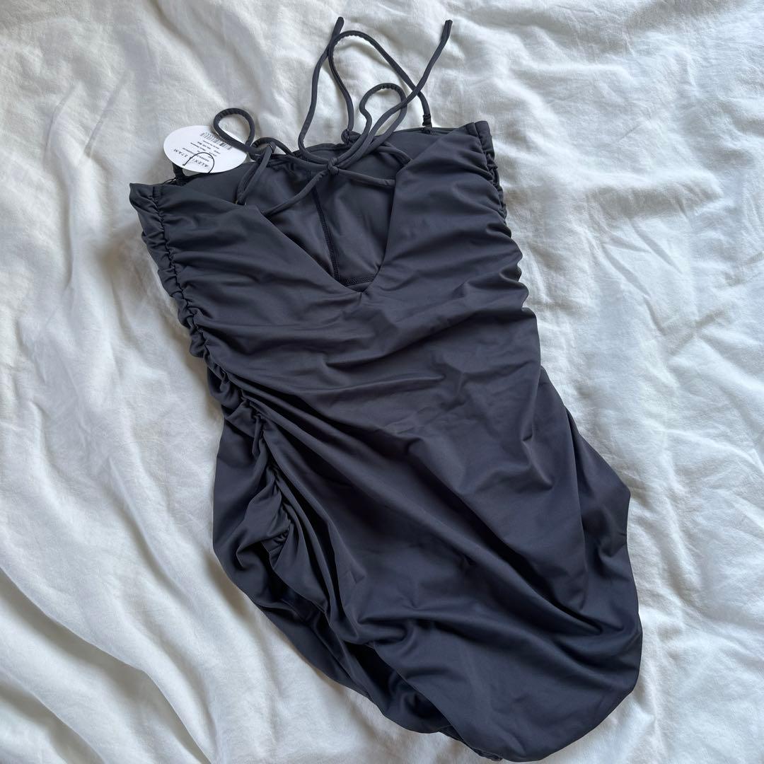 alexia stam ワンピース ビキニ 2024