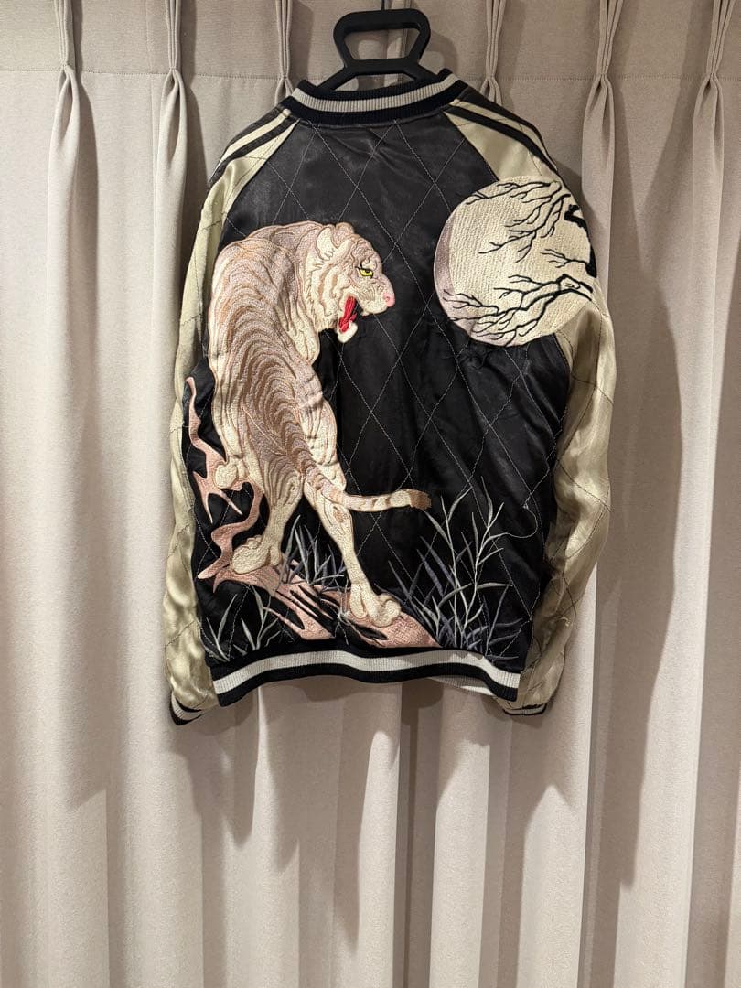 スカジャン クリーム色と黒 虎刺繍