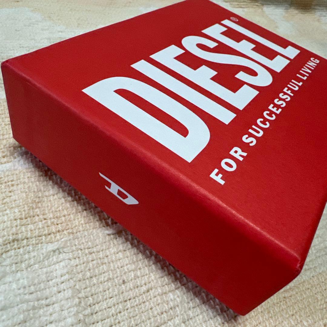 早い者勝ち！DIESEL 黒 二つ折り財布 箱付き 新品未使用