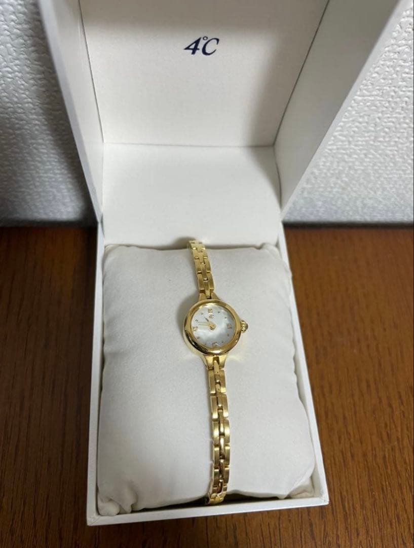 4℃ ゴールド アナログ腕時計