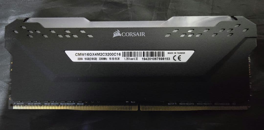Corsair DDR4 3200Mhz 32GB メモリ （8GBx4）