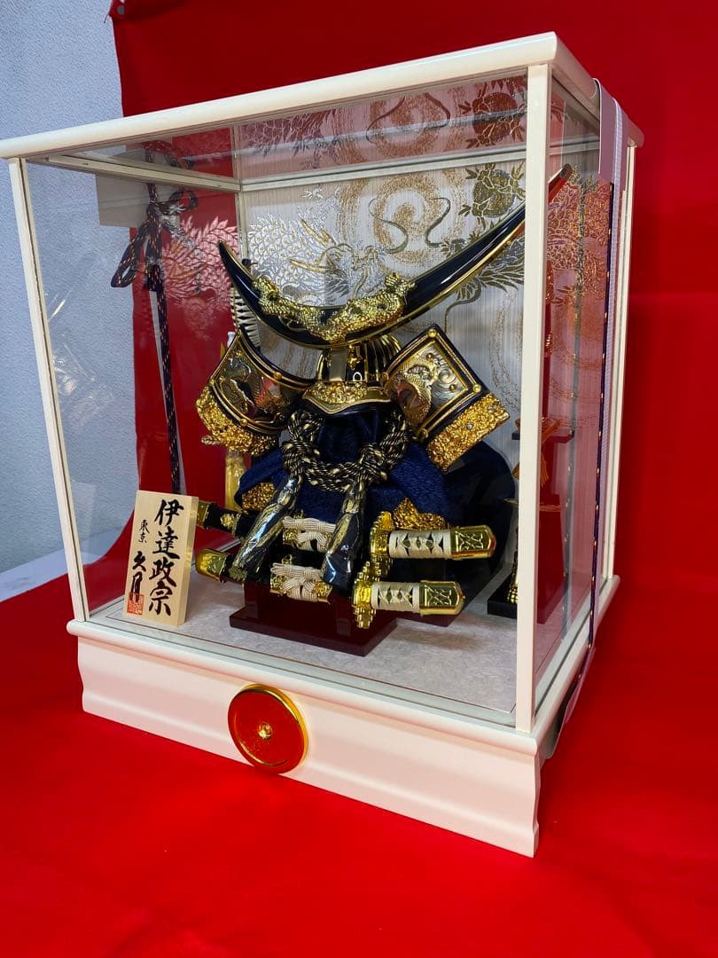 伊達政宗　東京久月　五月人形　家紋付き兜飾り　白塗りガラスケース入