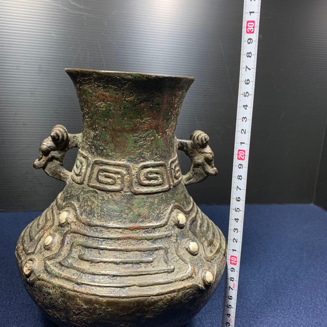 中国　青銅器　石が装飾された壺