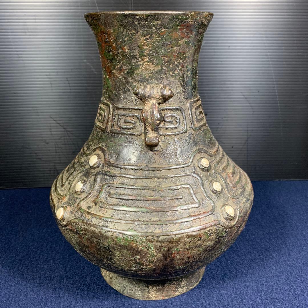 中国　青銅器　石が装飾された壺