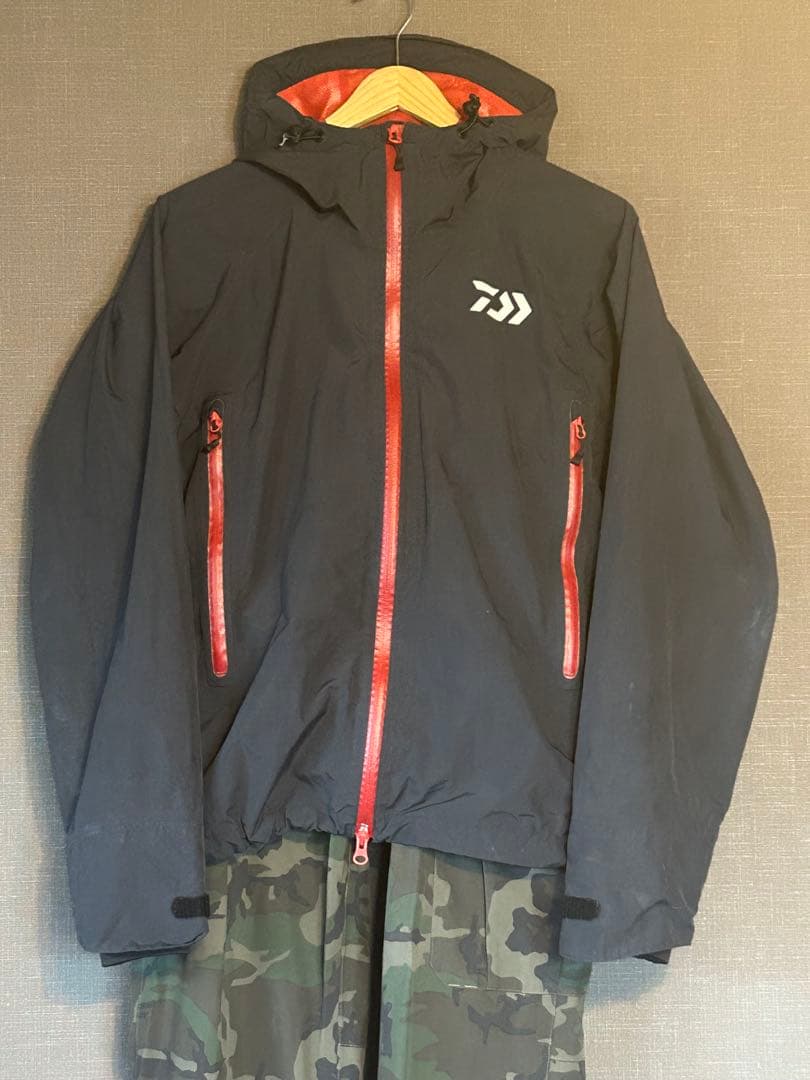 美品　DAIWA レインマックスM ブラック/レッド/カモフラ　レインスーツ