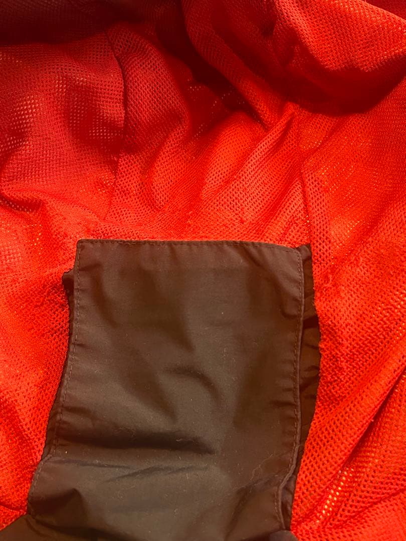 美品　DAIWA レインマックスM ブラック/レッド/カモフラ　レインスーツ