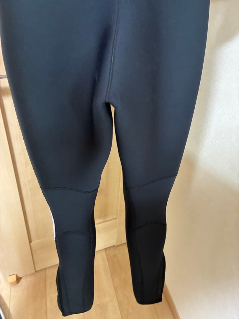 ウェットスーツ 帽子(新品)、説明書、ハンガー、保管用のカバー付き