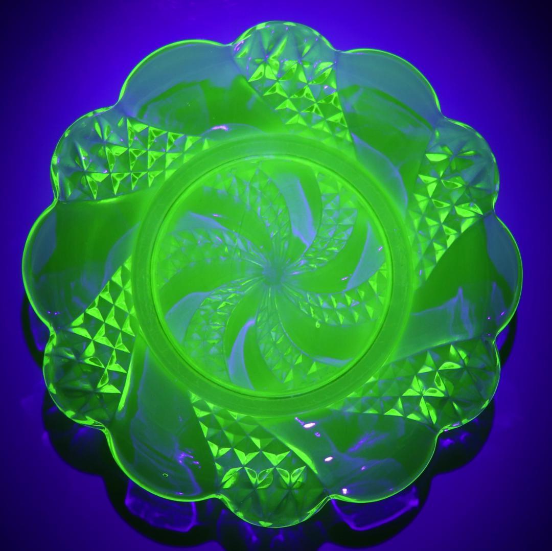 オールド・バカラ 激レア ウランガラス製 セルポンティーヌ 花型 プレート