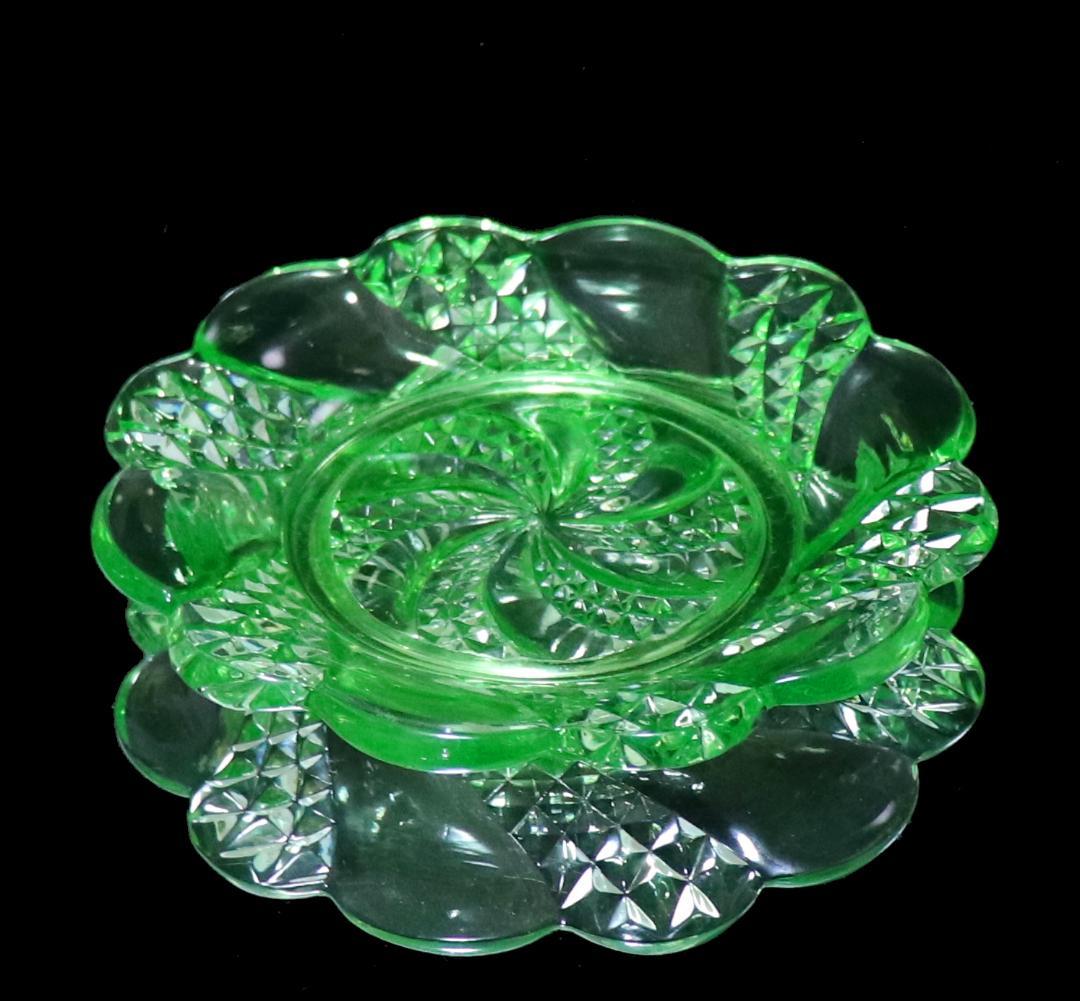 オールド・バカラ 激レア ウランガラス製 セルポンティーヌ 花型 プレート