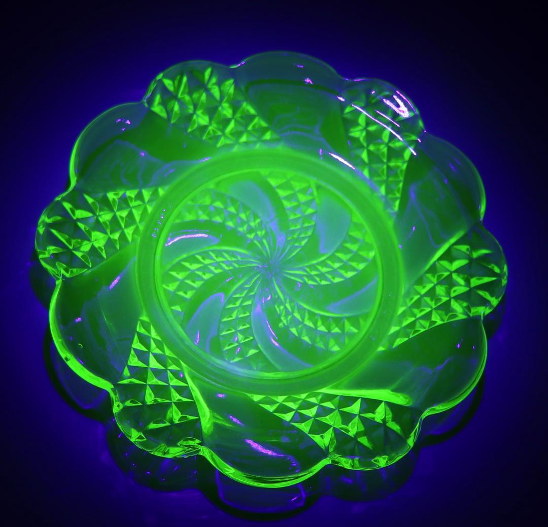 オールド・バカラ 激レア ウランガラス製 セルポンティーヌ 花型 プレート