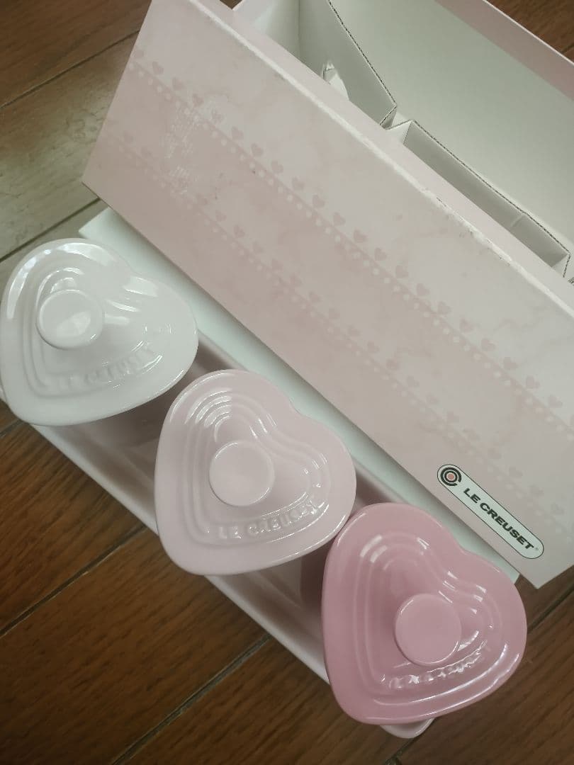 ル・クールゼ陶器製蓋付きミニハートココット３個セット＆専用トレー未使用ピンク