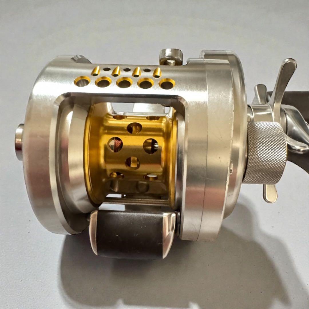 【美品】シマノ カルカッタコンクエスト200DC リール 専用ケース付き