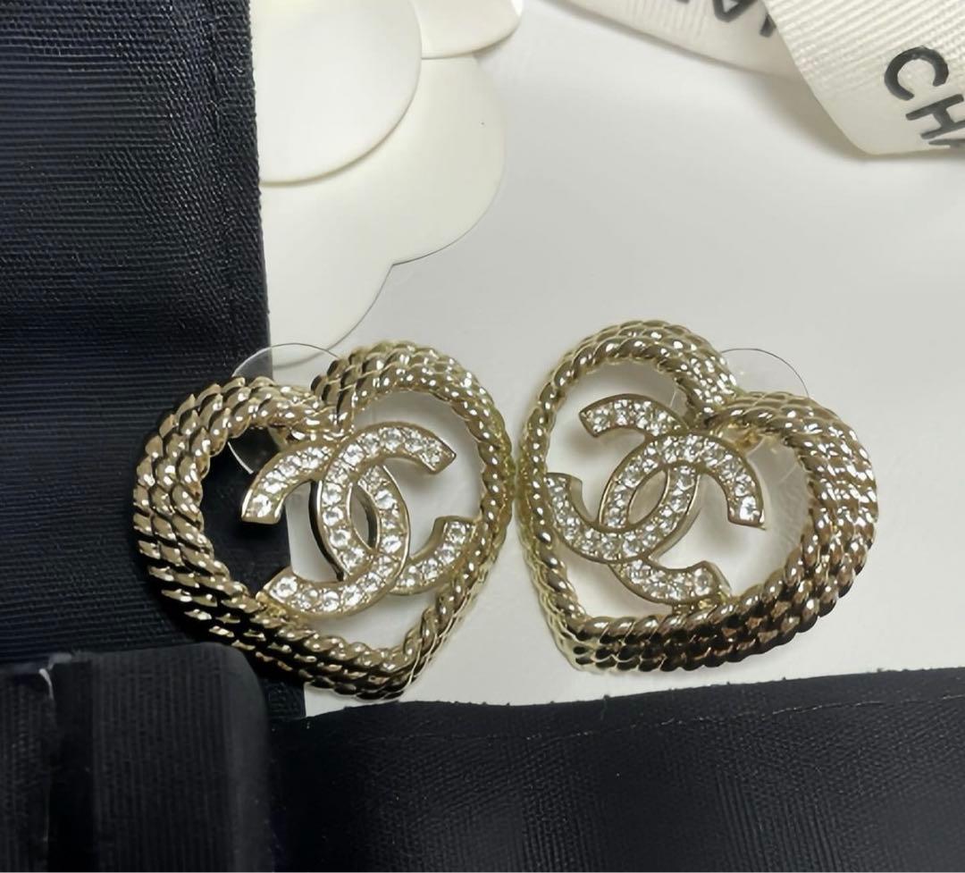 CHANEL ハート型ピアス シルバー クリスタル付き