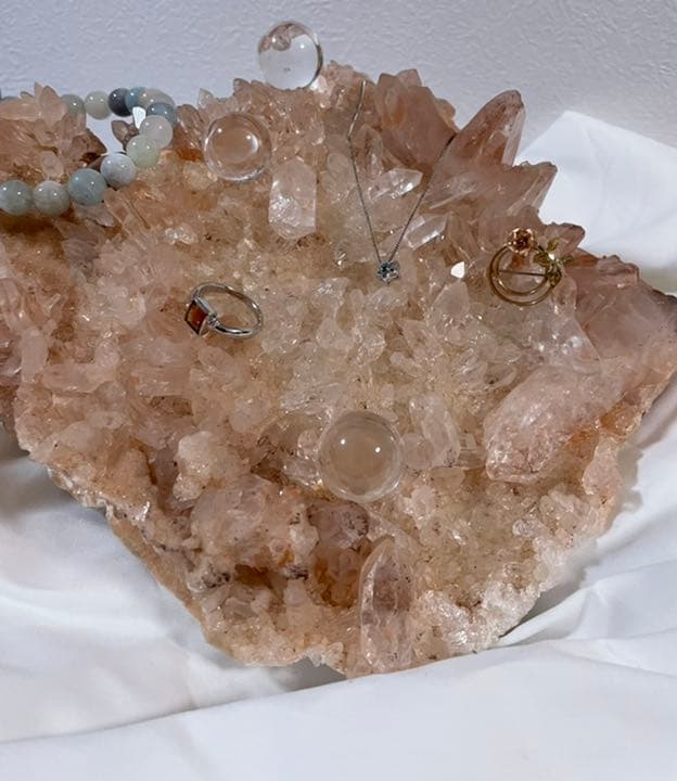 ピンクマニカラン クラスター　たっぷりブレスレット、アクセサリー乗せられます。