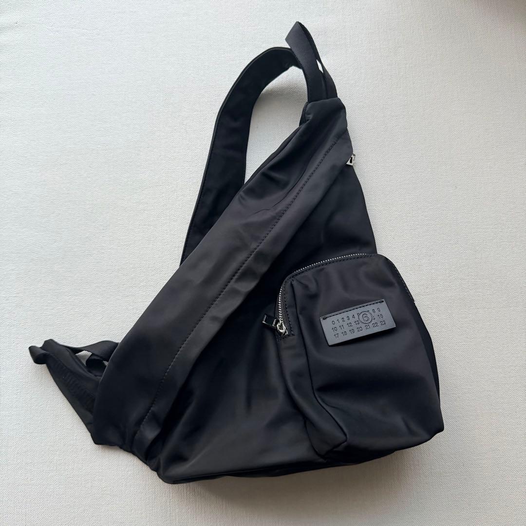 MM6 Maison Margielaトライアングル ジップ クロスボディバッグ
