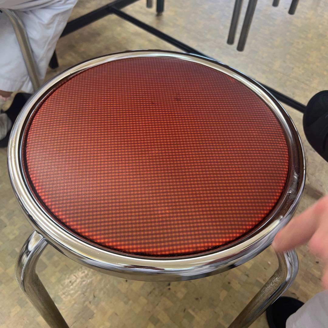 赤い円形スチールスツール