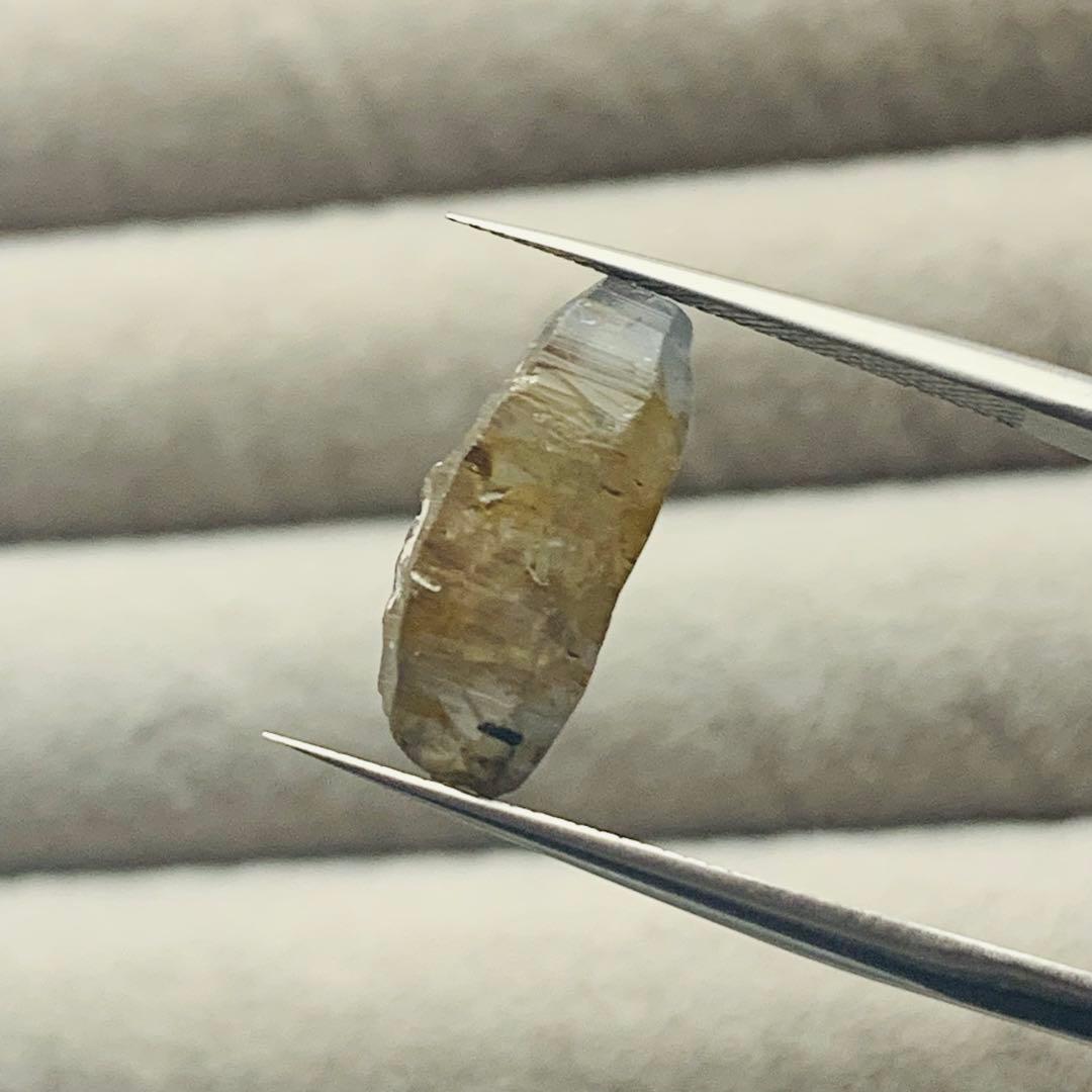 大粒‼︎ 世界的に珍しいスリランカ産　サファイア原石(ガラスボディ)⑤