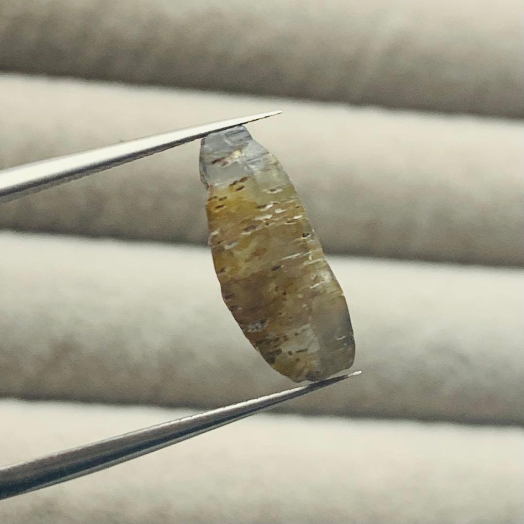 大粒‼︎ 世界的に珍しいスリランカ産　サファイア原石(ガラスボディ)⑤