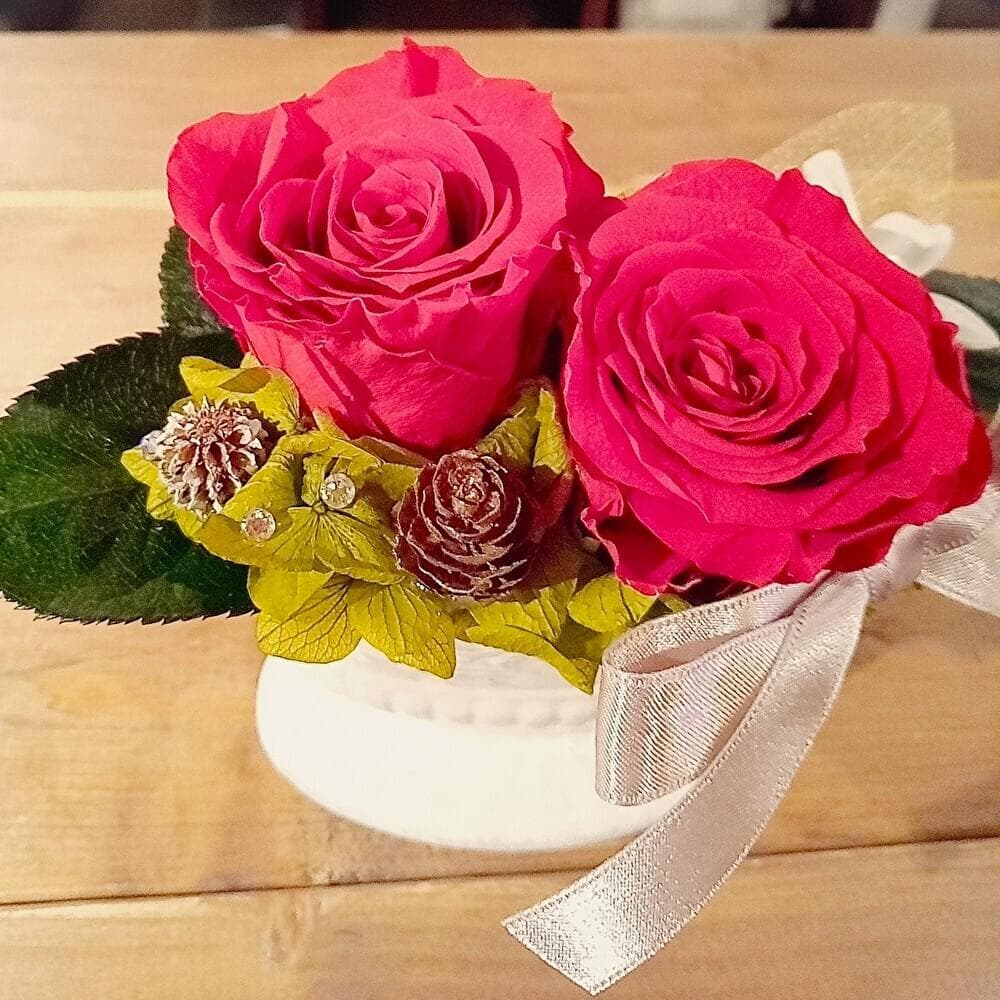 【高級プリザーブドフラワー】赤いバラ 陶器アレンジメント