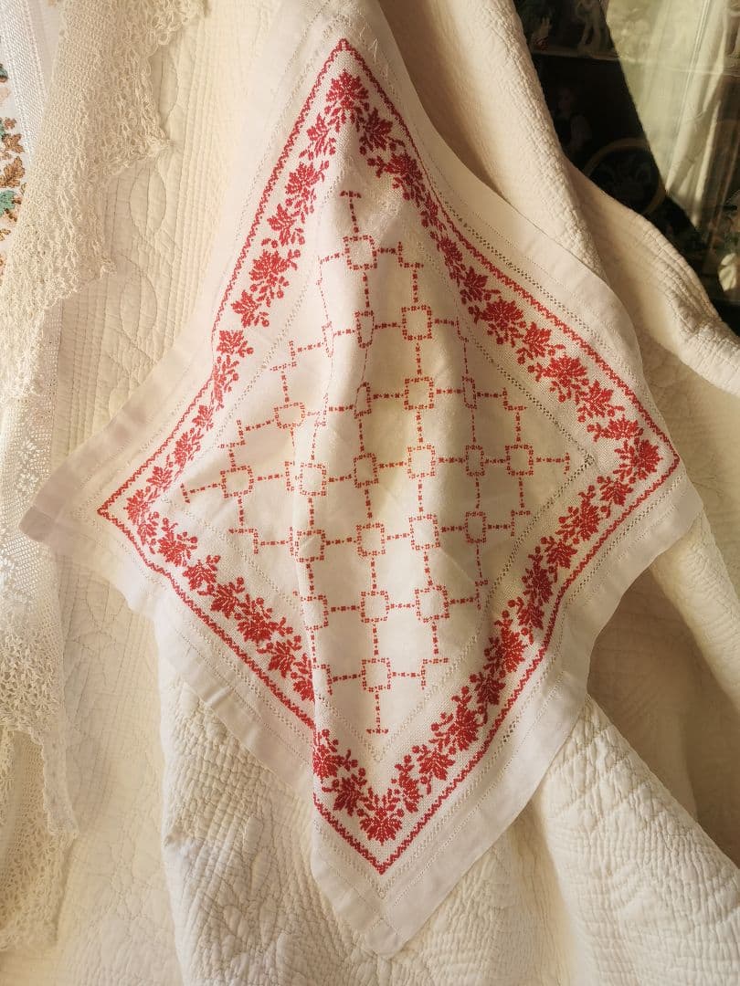 アンティークフランス ダマスク織 四つ葉紋クロス 赤糸小花✙＃刺繍 レッドワーク