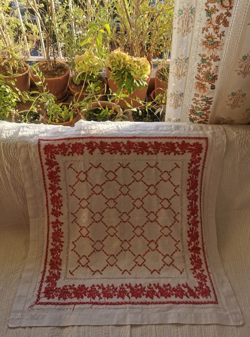 アンティークフランス ダマスク織 四つ葉紋クロス 赤糸小花✙＃刺繍 レッドワーク