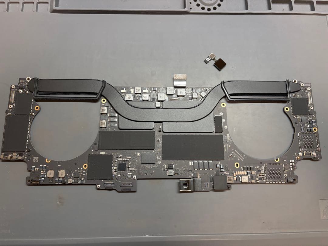 【基板とタッチID】のみA1990 MacBook Pro 15インチ 16㎇