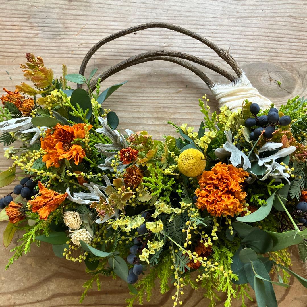 オーレアミモザの蕾とイエローのハーフリース　春待ち　マリーゴールド