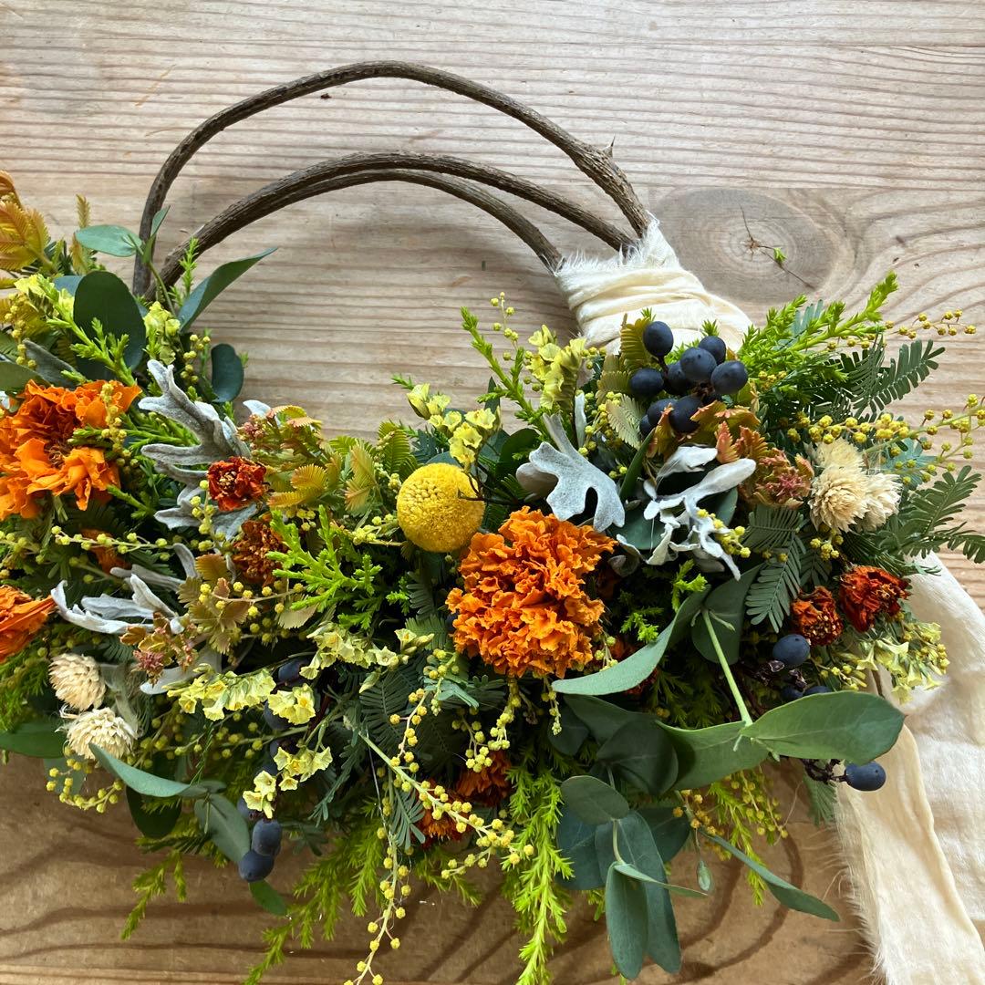 オーレアミモザの蕾とイエローのハーフリース　春待ち　マリーゴールド