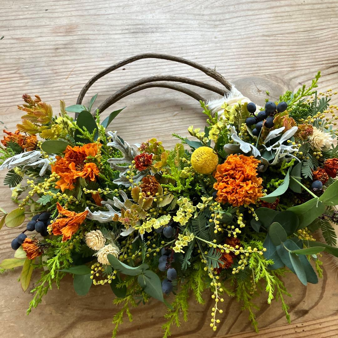 オーレアミモザの蕾とイエローのハーフリース　春待ち　マリーゴールド