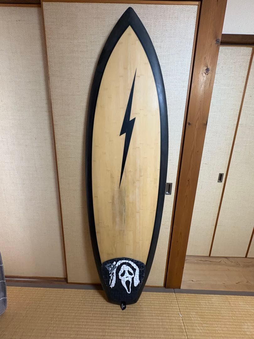 貴重な最新型ライトニングボルトバンブー素材のショートボード 黒い稲妻デザイン